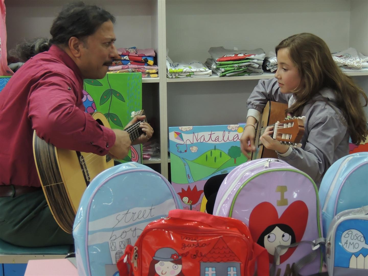Sazed y Alejandra en las clases de guitarra en Dolça